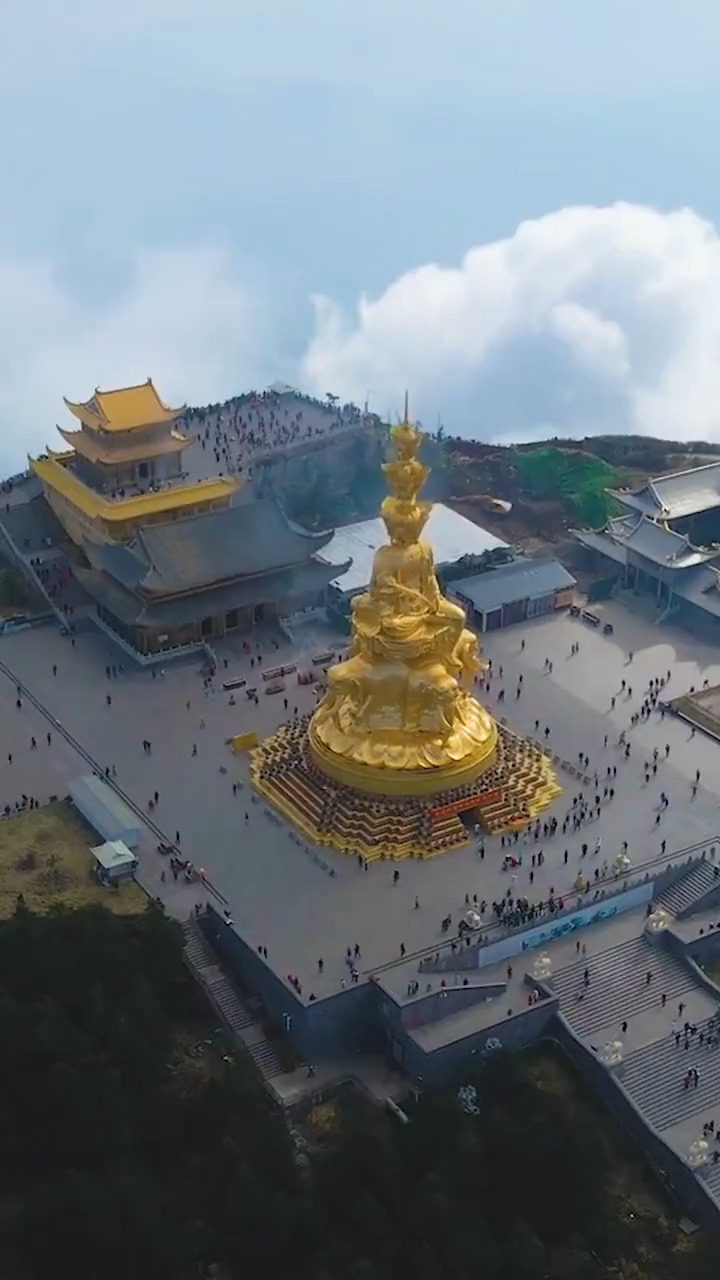 爬了一天一夜吃了12包泡面坠毁一架无人机终于拍到了峨眉山金顶壮观