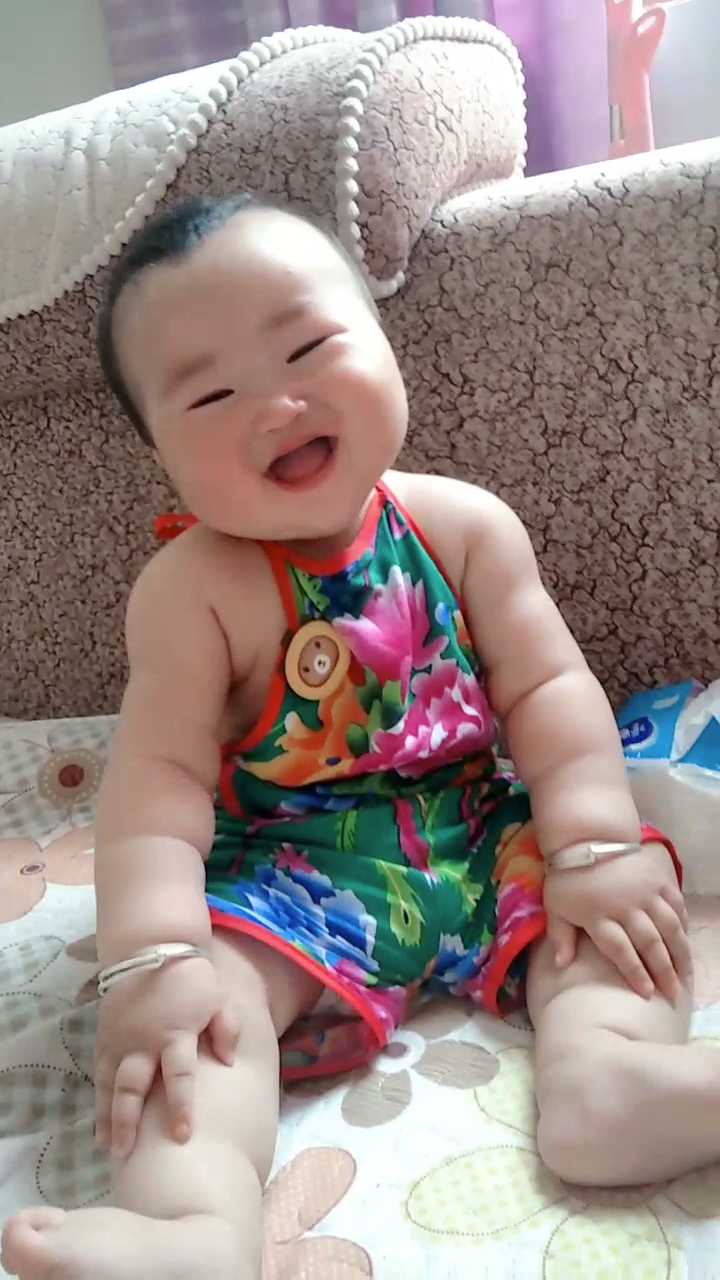 甭管什么东西盘他!十个月的胖娃娃!