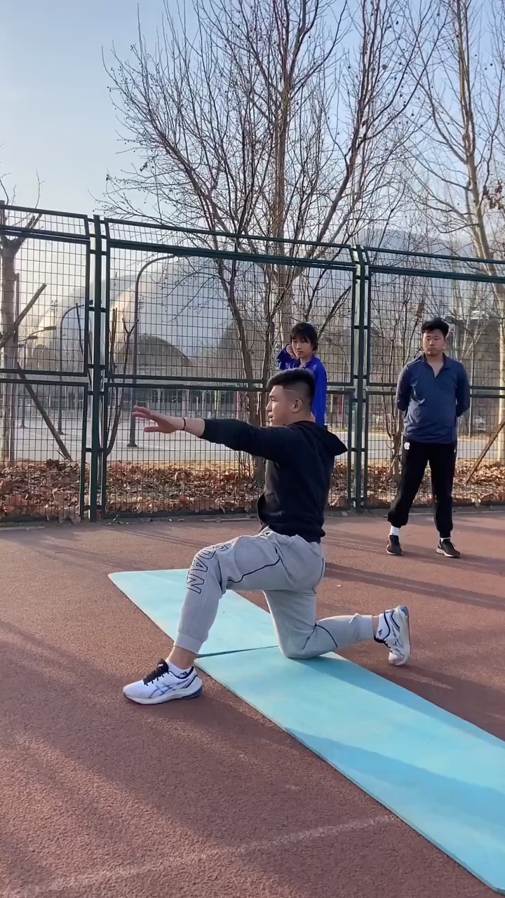 单腿跪姿推实心球掌握出手速度发力点稳步提升