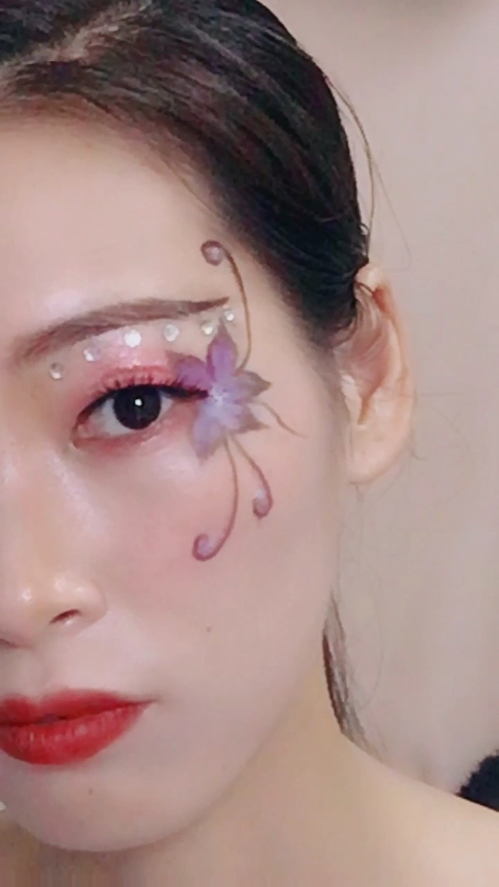 小女孩舞台眼妆教程来喽,喜欢的可以双击关注哦支持一下.