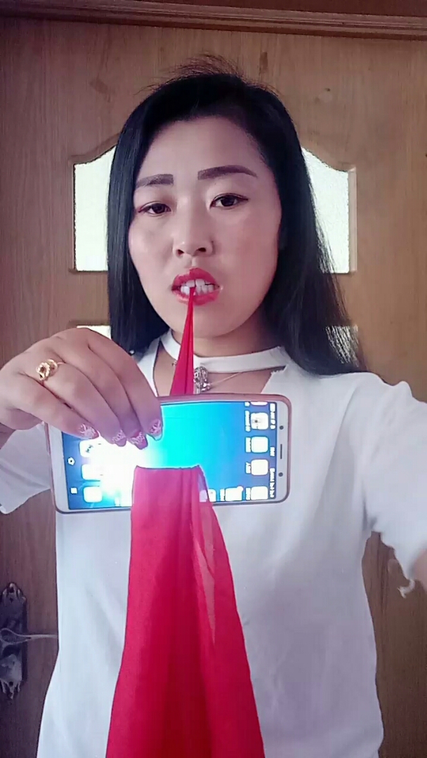 丝巾穿手机教学来了,每天为大家更新魔术,谢谢.
