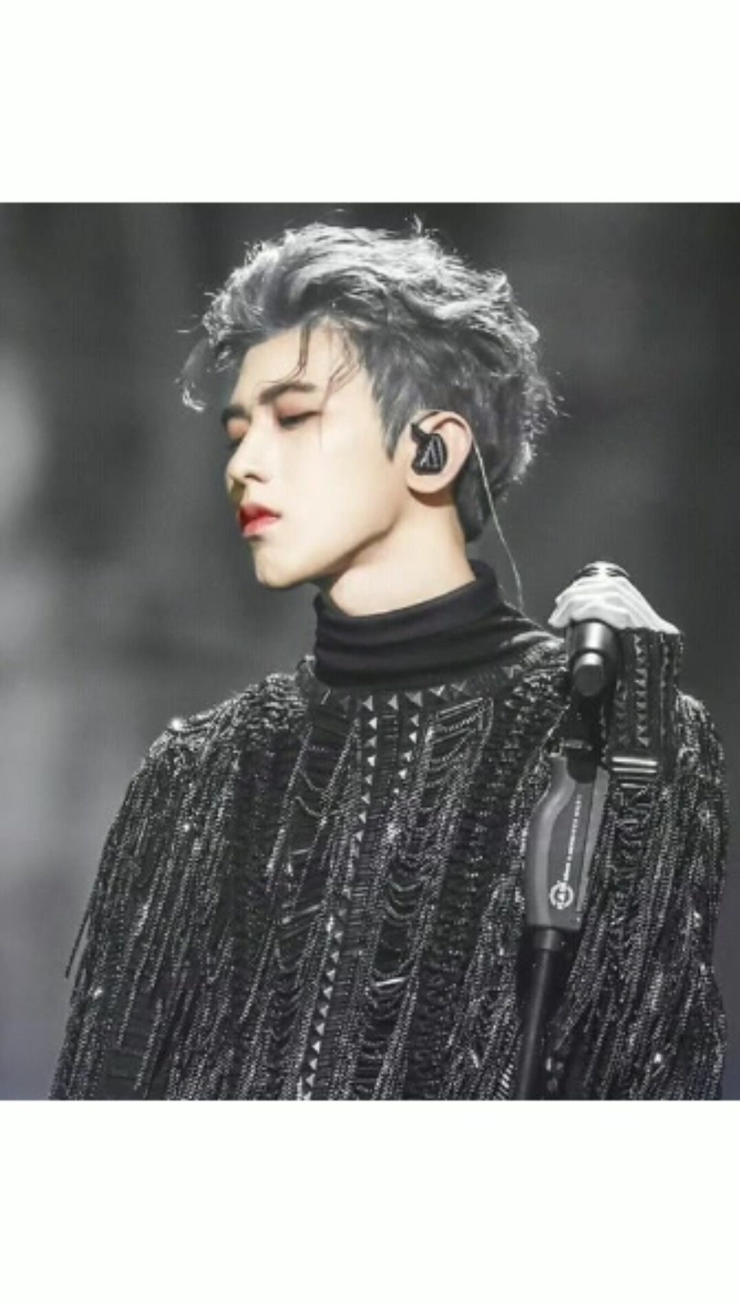 当明星染发"奶奶灰",蔡徐坤像王子,李宇春阳光,看到lisa:一见倾心