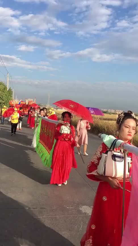 潮汕农村空姐抬标旗,一个比一个漂亮,你们知道这是要干什么吗