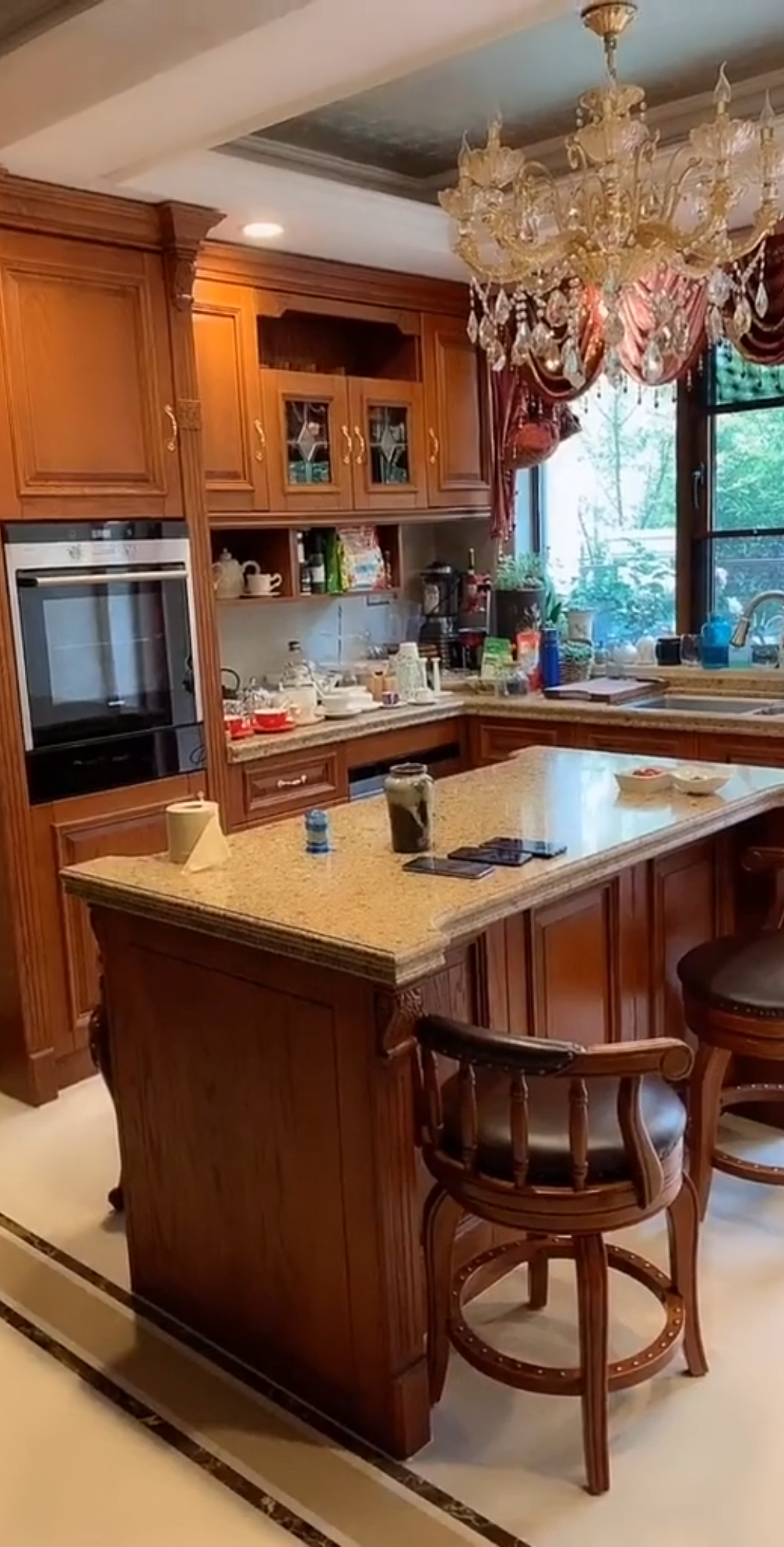 有钱人家的厨房是这样的,中西合璧