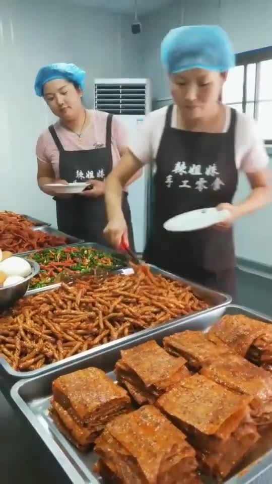 不是食堂大妈手抖而是食堂大妈怕你吃太胖了