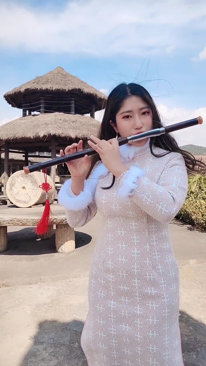 迷惑行为大赏#美女单管巴乌吹奏《侗乡之夜》,音色柔美悦耳,温馨