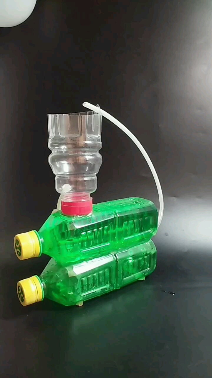 用废旧瓶子做的水循环机没有外来动力这是怎么做的