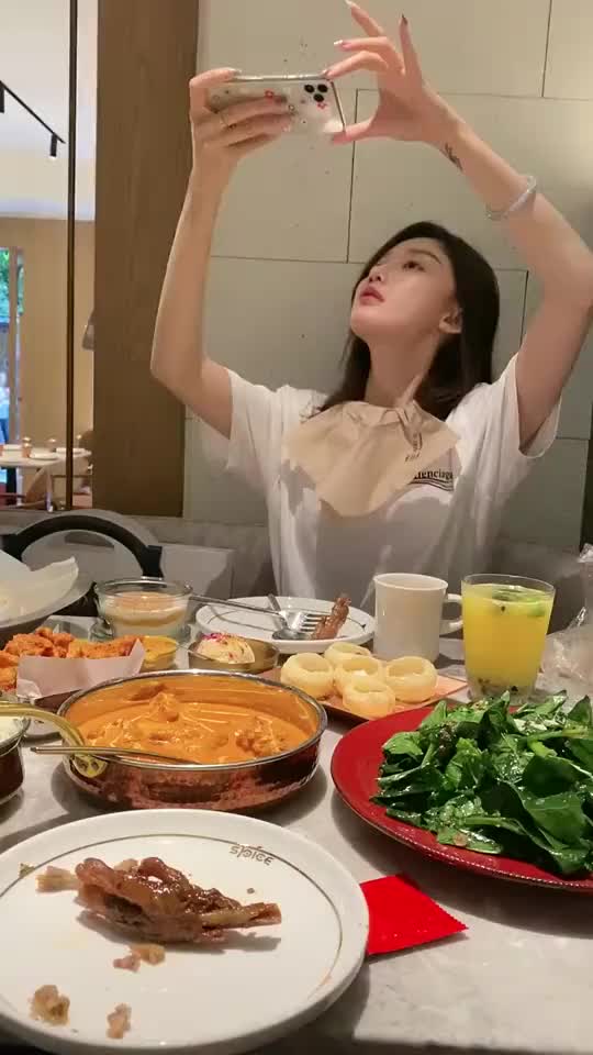 你的女朋友吃饭前也喜欢自拍吗?