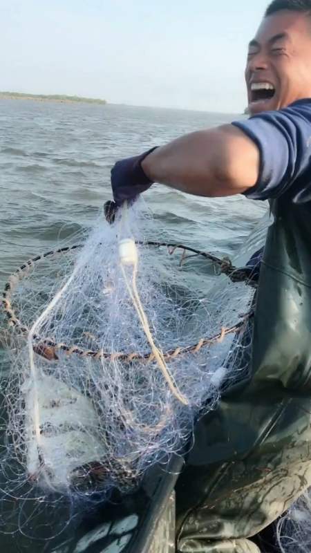 老铁们看一看这大鳌花带劲嘛.每天乌苏里江上捕鱼直播.