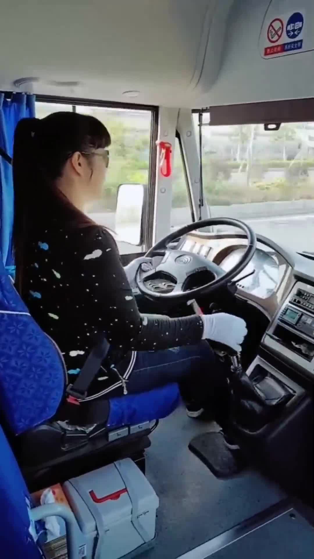 这个大车女司机火了,开车还穿的这么时尚,好想和她认识一下