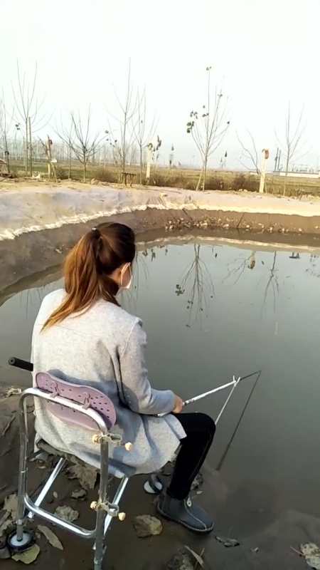 背影很迷人的女钓手,抄鱼的水平很令人意外,美女太厉害了