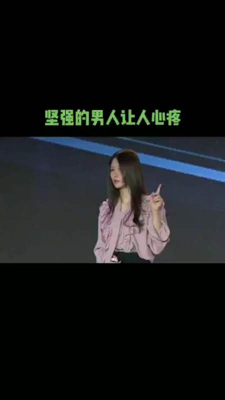 坚强的男人让人心疼,他身后空无一人,怎敢倒下
