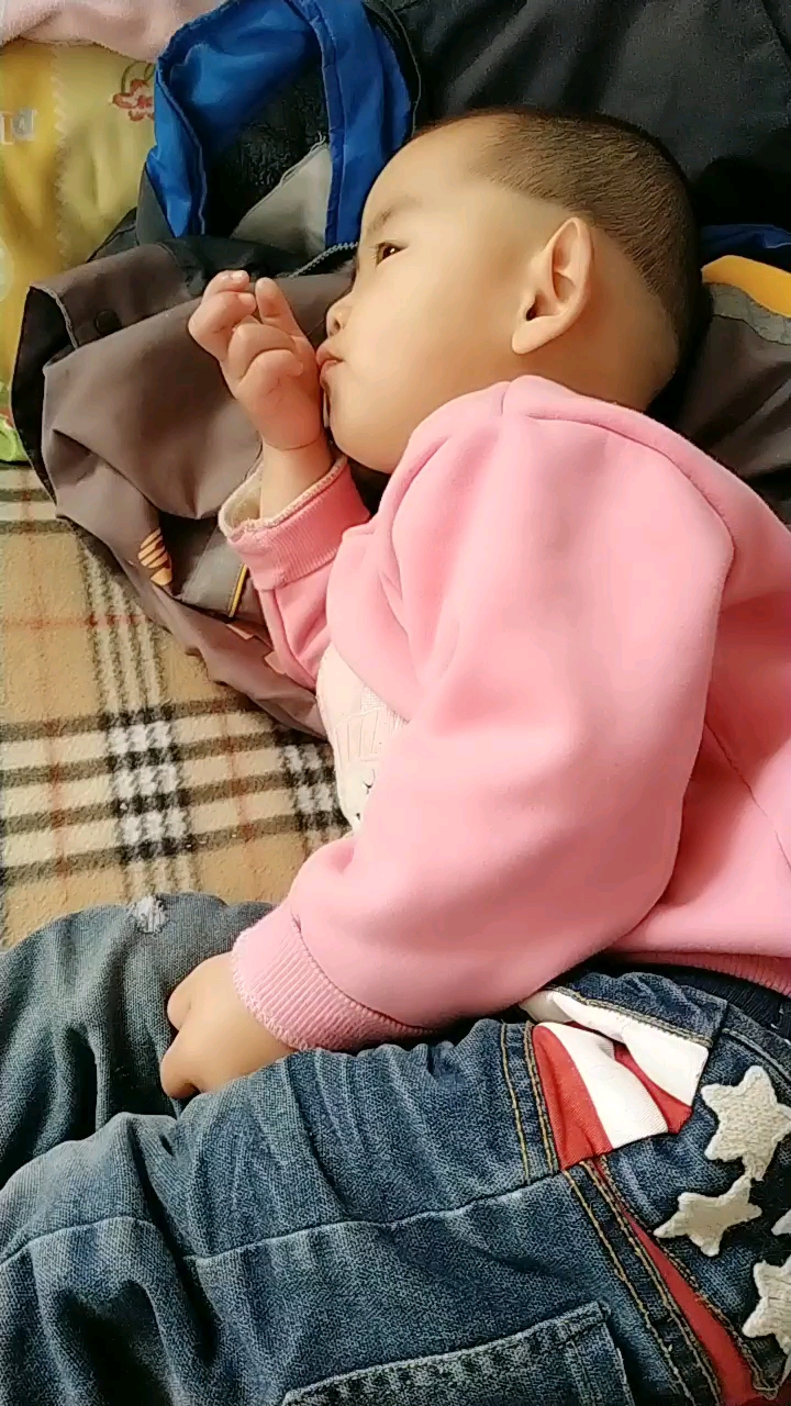 看看小宝贝儿吃零食的姿势,独一无二!