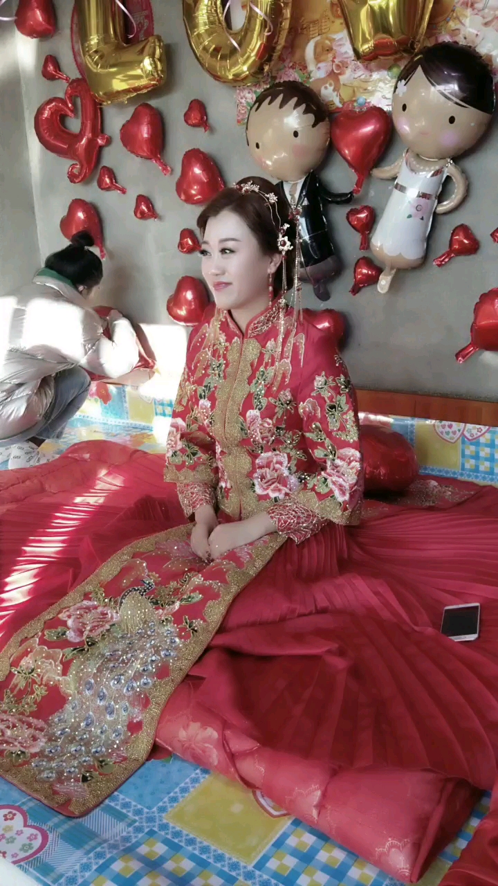 新娘子出嫁了,抹眼泪了