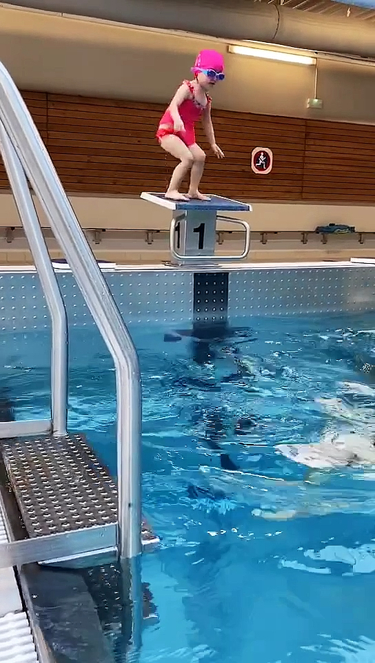 可爱到爆了#3岁宝宝跳水的样子好萌啊
