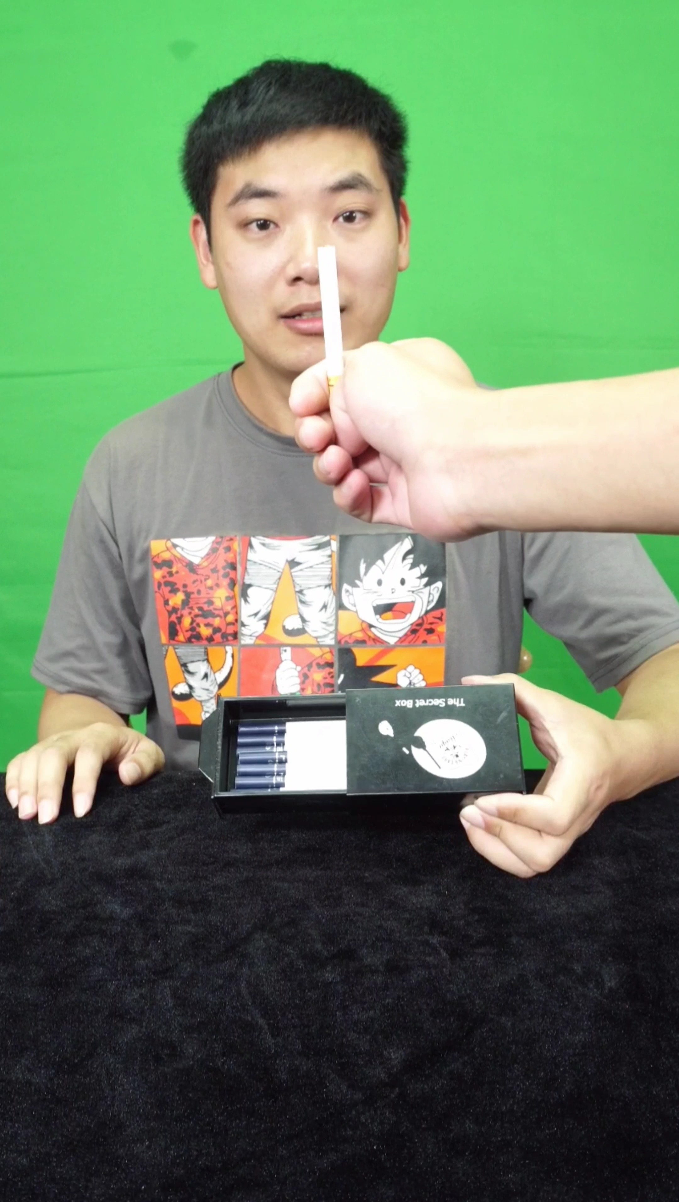 魔术师何镖#神奇魔术:空盒子瞬间变出20根香烟!特简单