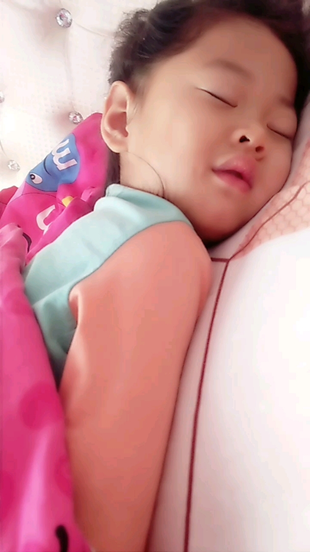 宝宝睡着的样子