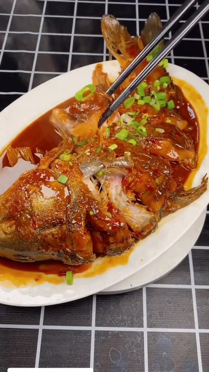 红烧鲤鱼家常做法这么做的红烧鲤鱼,全家人都爱吃!