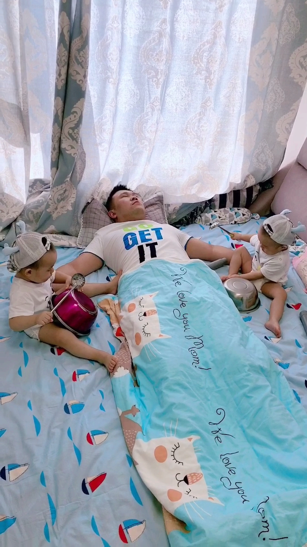 搞笑双胞胎#爸爸不起床,孩子做出这个举动,爆笑来袭