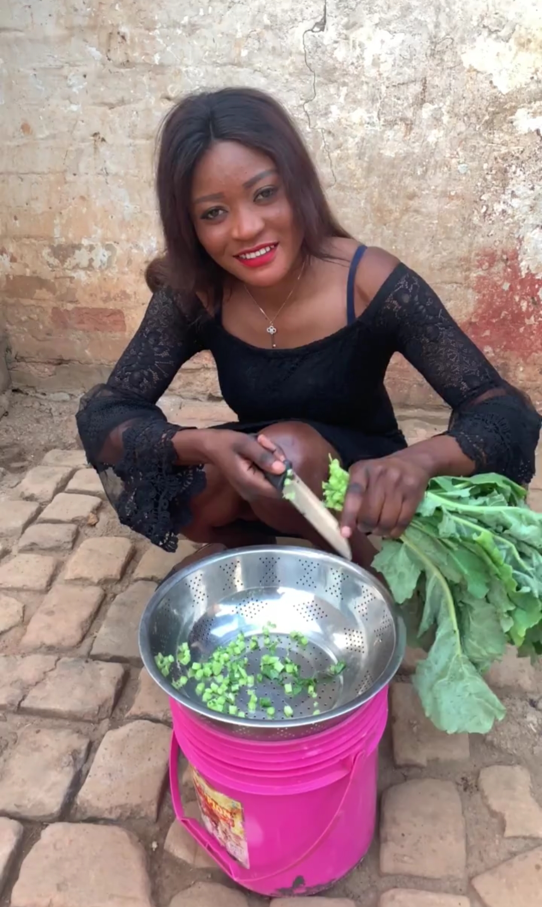 黑妞用刀刃向上,这种用法头一次见,用的还游刃有余