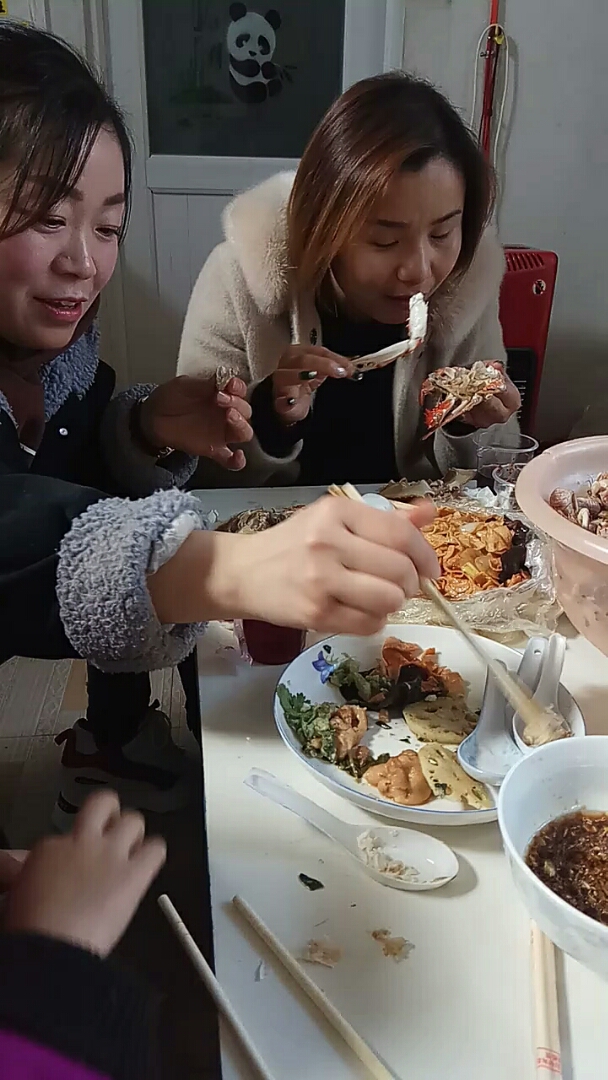 跟美女一起吃海鲜大餐