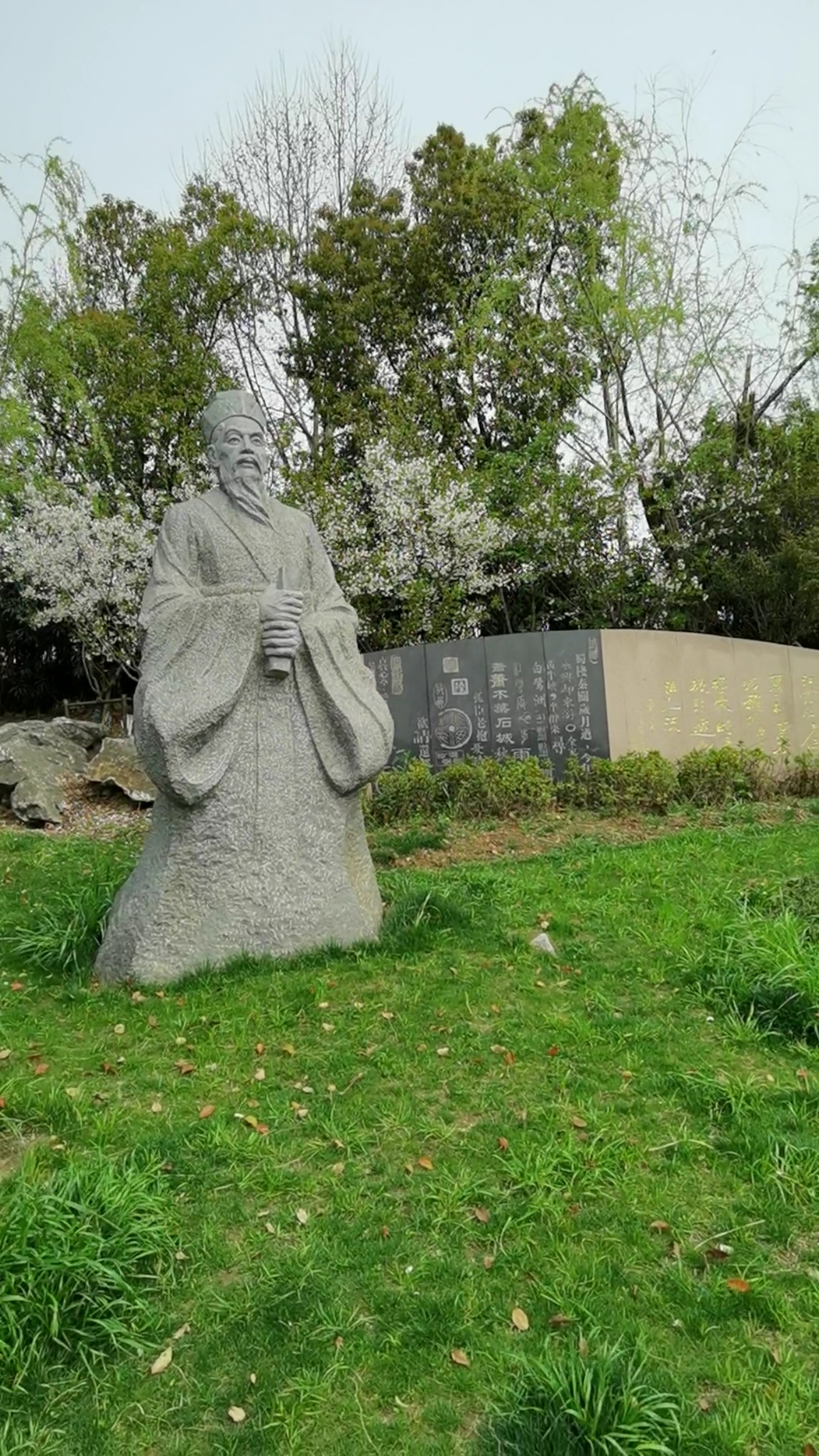 带上全民去旅行#诗人陆游的雕塑.南京秦淮河畔