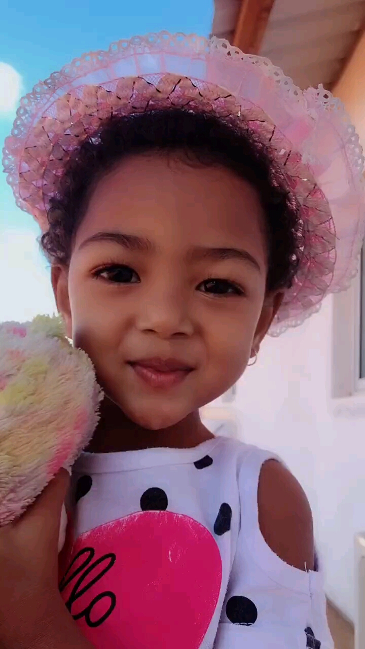 漂亮的小丽莎."丽莎你叫什么名字"小丽莎回答说"丽莎牛"