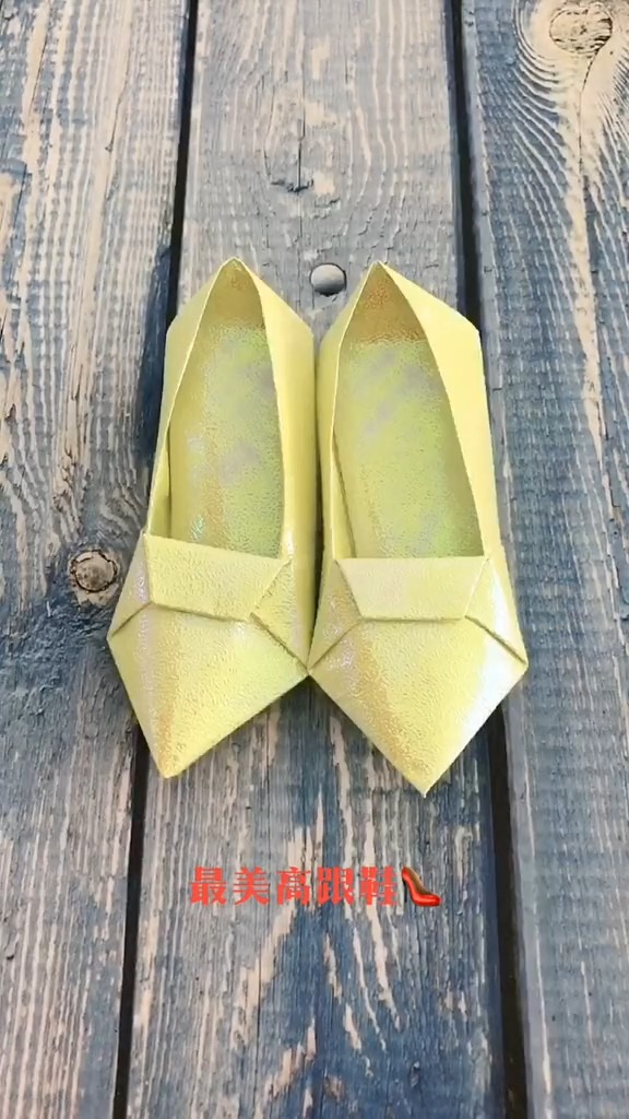 一张彩色卡纸,8秒教会你做一双鞋子-度小视