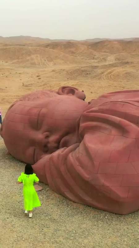 沙漠中巨婴雕塑,就像沉睡在大地母亲的怀抱中!旅行大玩家