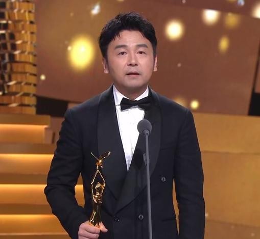 拿影帝就被骂?雷佳音金鹰奖冷脸被指没礼貌