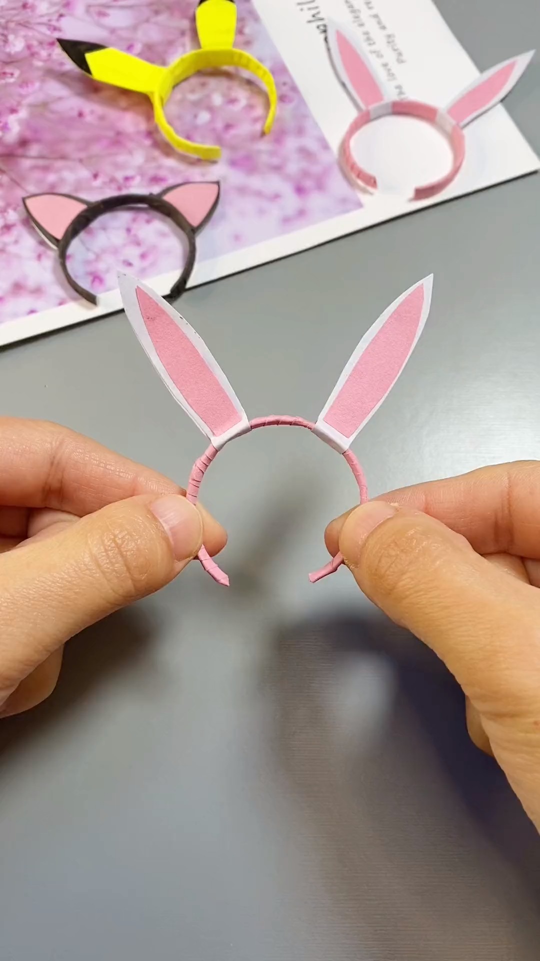 用矿泉水瓶给洋娃娃做一个可爱的小发箍吧,小朋友非常喜欢#亲子手 