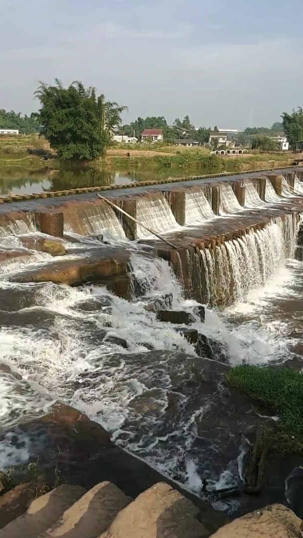 这里是内江小青龙河陡坎瀑布