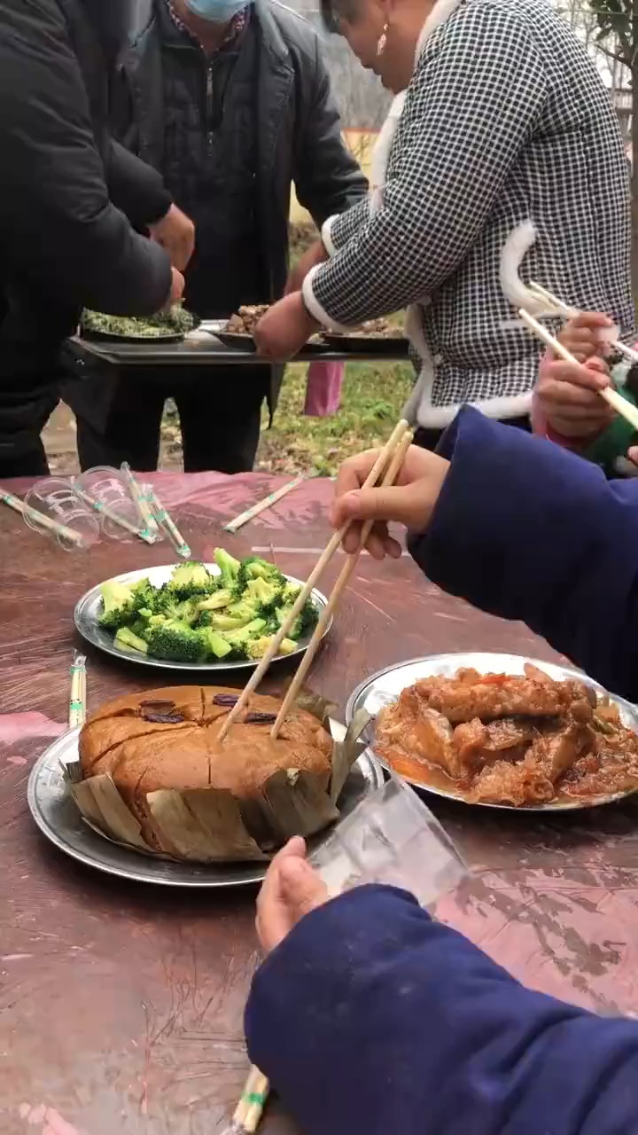 农村酒席抢菜,只有照片能记录这份珍贵