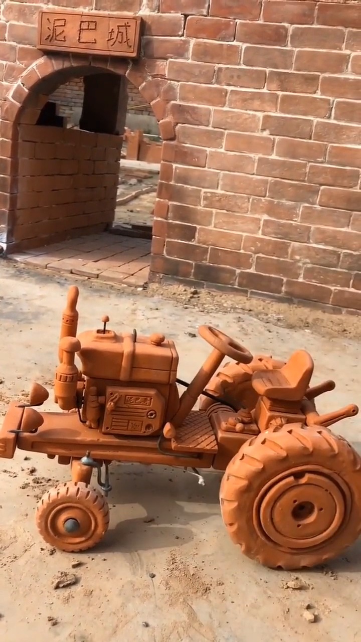 高手在民间#果然高手在民间,手艺人用泥巴制作拖拉机,看着好赞啊