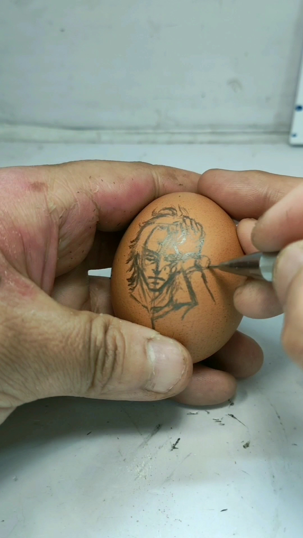 高手在鸡蛋上画画