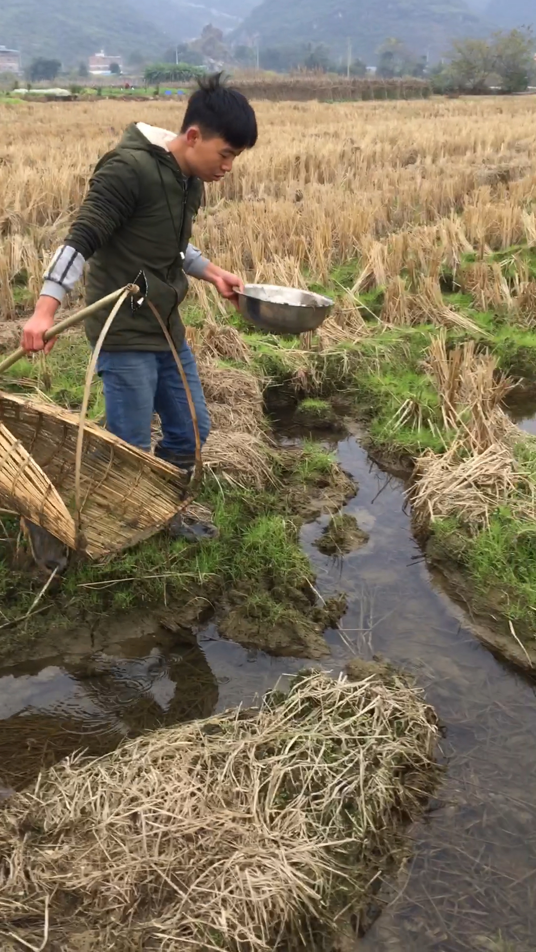 有喜欢乡下田里抓鱼的吗?欢迎来做客哦
