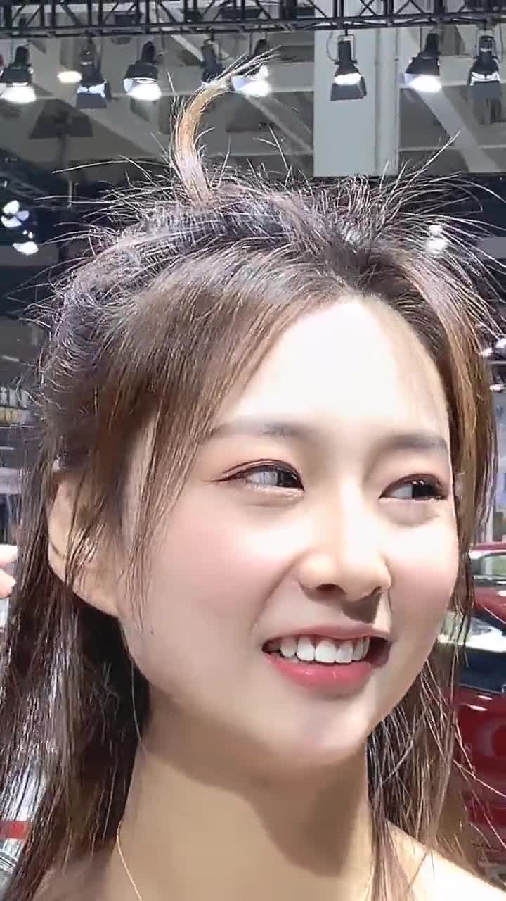 美女车模,近看也是非常完美