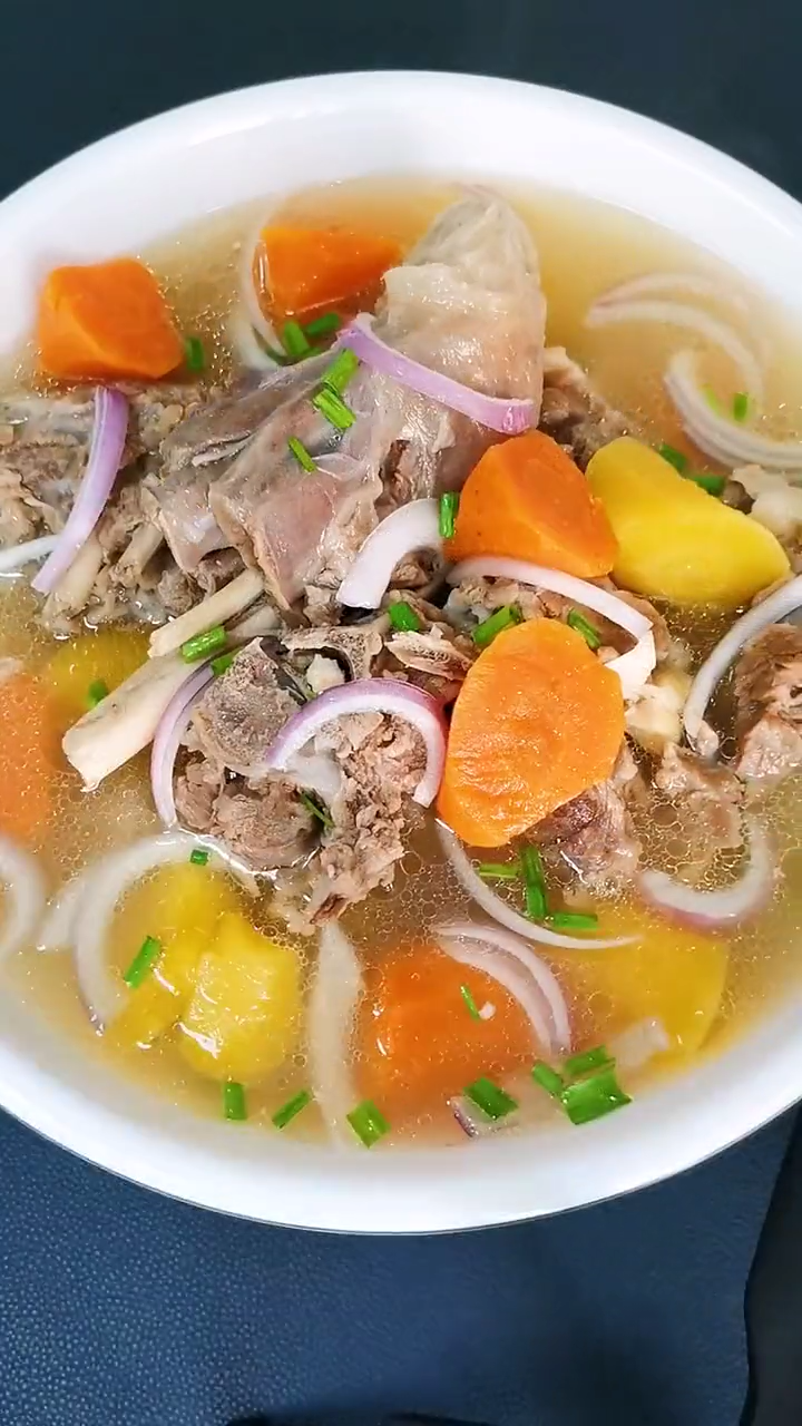 炖羊骨头汤的做法