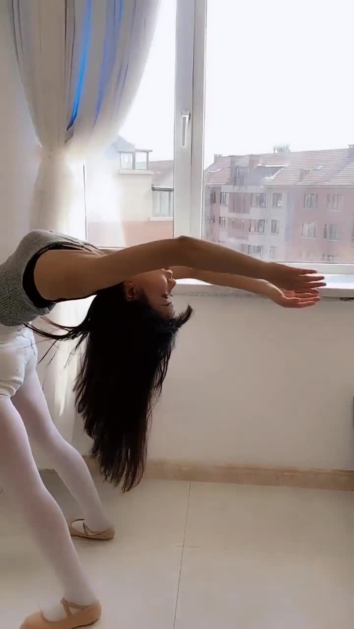 妹子这个后下腰太完美了!好厉害啊!