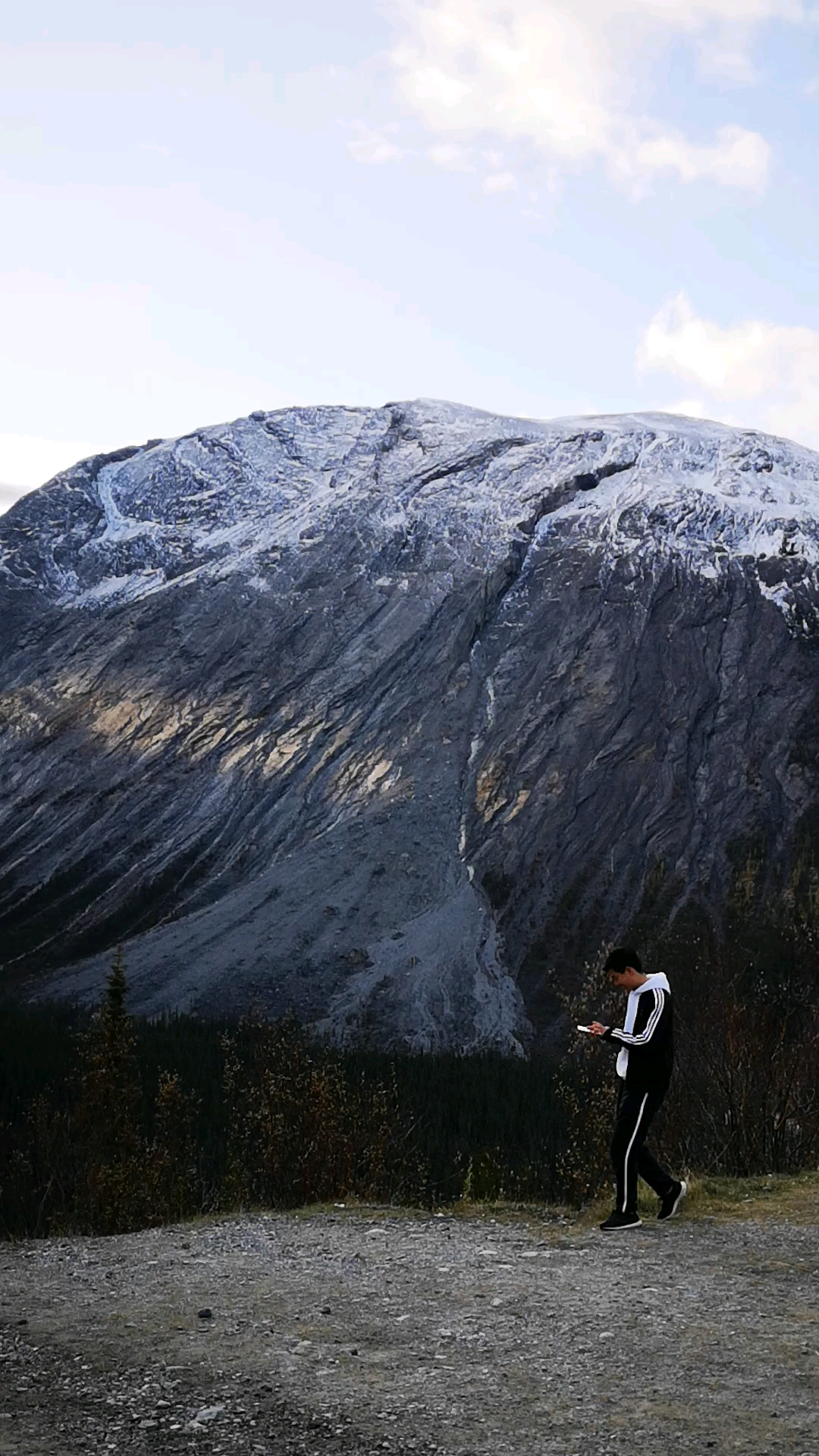 加拿大落基山脉的"断背山".