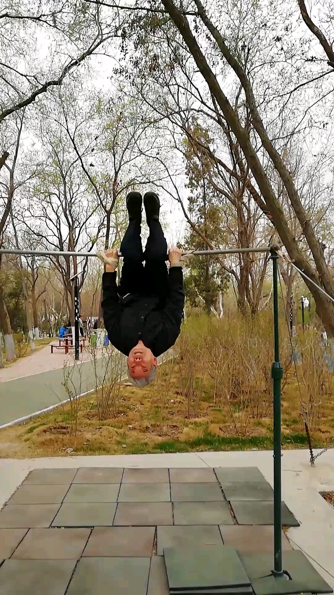 75岁老先生,单杠上做风车旋转,一口气转了30多圈,不服您服谁