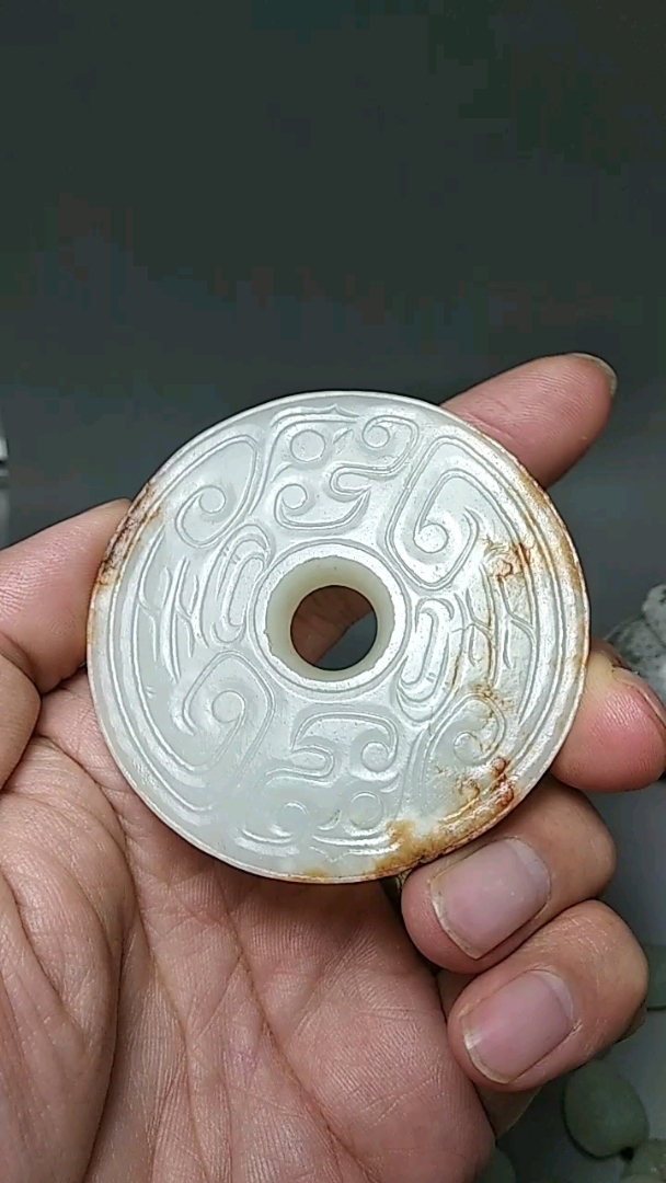 西周和田白玉龙纹玉璧