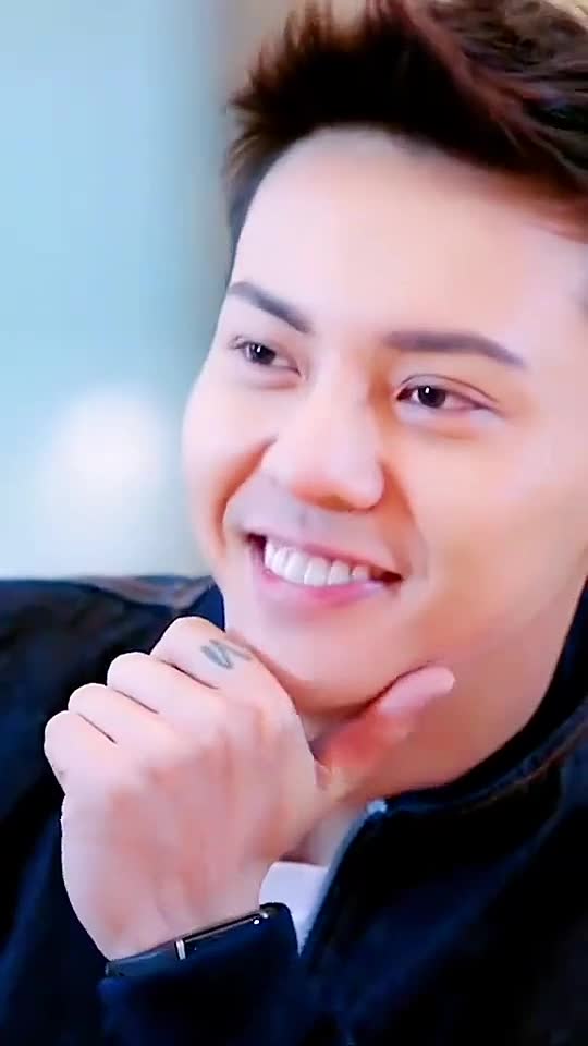 心情不好时,看着阳光男神陈伟霆的笑容,@心都溶化了心情也变好了[比心