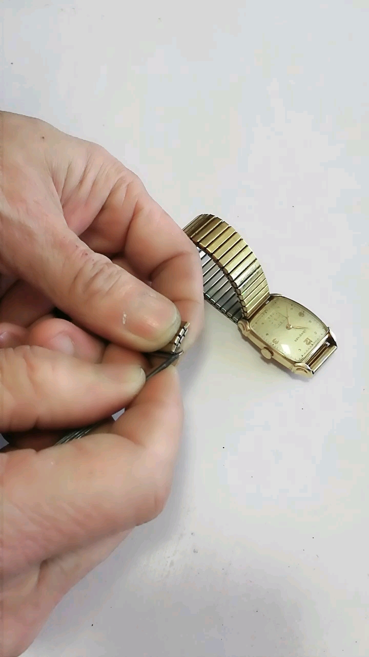 老式弹簧表带连接法