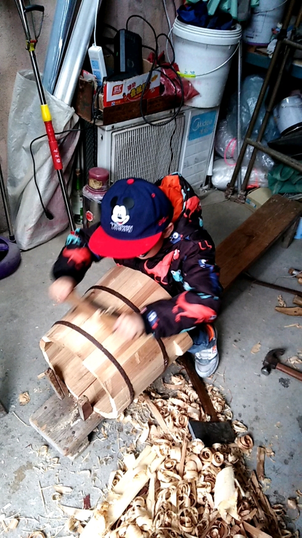 7岁孩子在做木桶