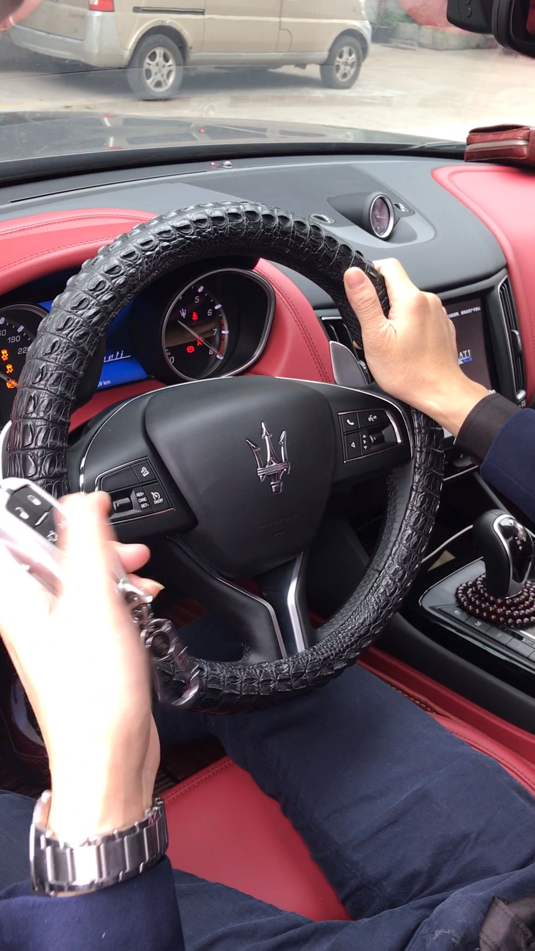 优秀如我#听说单手开玛莎拉蒂的人最帅