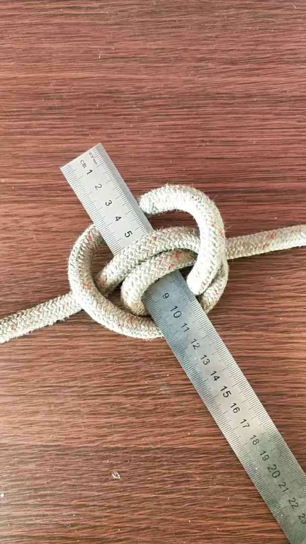 古代历史悠久,秋千架板结.