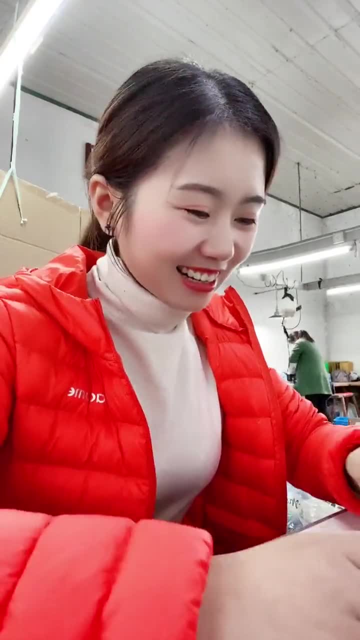 阿姨,你抢镜啦笑起来真好看