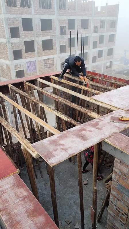 定位装模,先固定好两边,再用顶木撑中间,最后才钉上模板