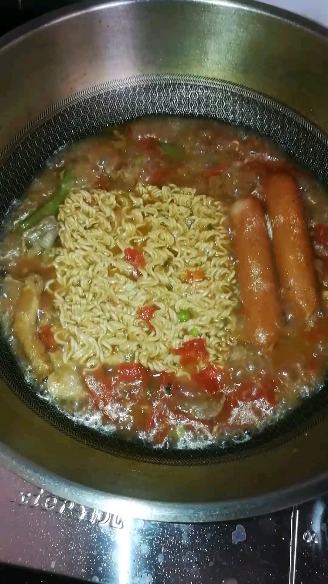 网红煮泡面方法!哈哈,今天试了!还多加了一丁点肉,汤也好喝.哈